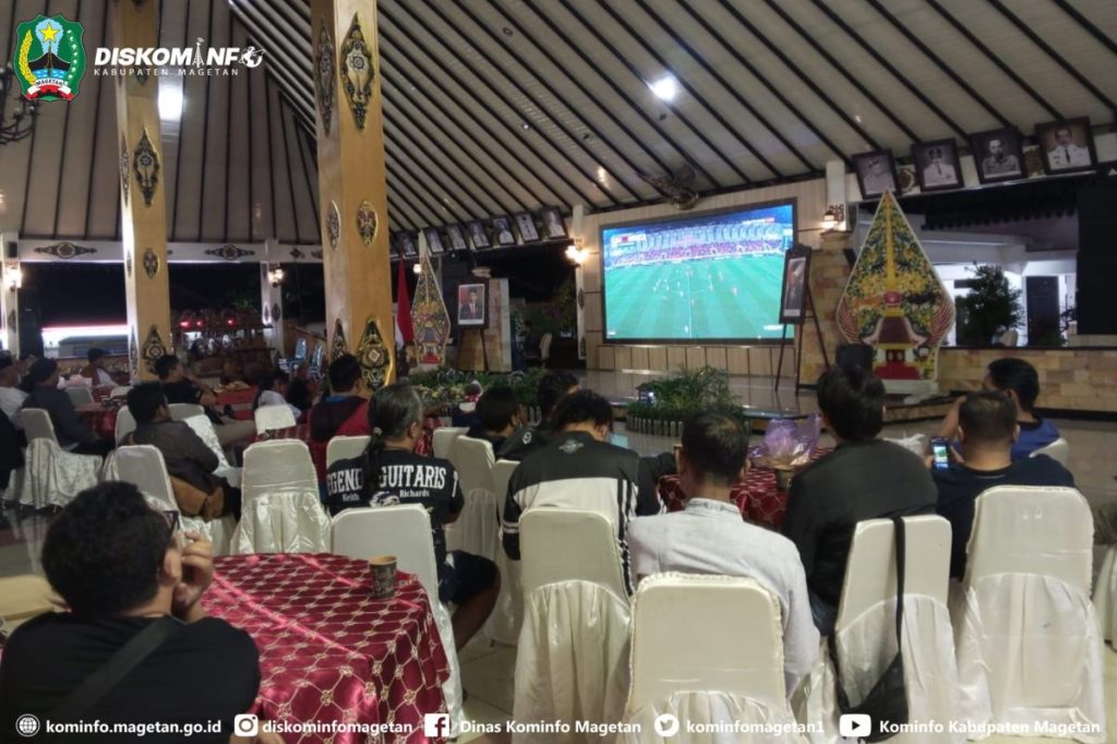 Beri Dukungan Timnas Garuda, Nonton Bareng di Pendopo – Dinas Komunikasi dan Informatika Kab. Magetan