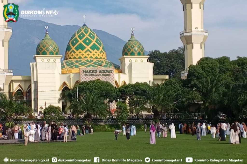Alun Alun Magetan Jadi Spot Foto Favorit Warga Usai Sholat Ied – Dinas Komunikasi dan Informatika Kab. Magetan