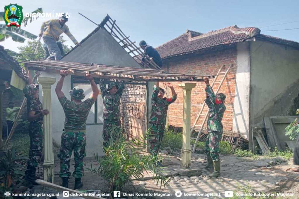 Gotong Royong, Babinsa Koramil 0804/10 Kawedanan Bersama Warga Renovasi Rumah Pak Komari – Dinas Komunikasi dan Informatika Kab. Magetan