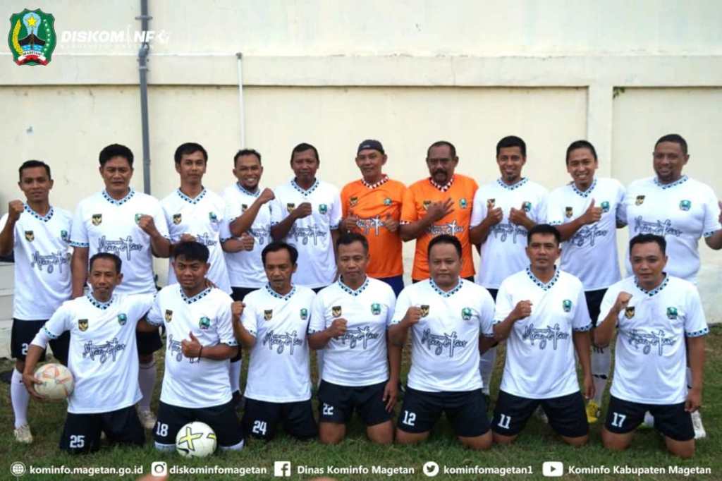 Duel Dua Bupati, Lapangan Hijau Yosonegoro Jadi Saksi, Dihiasi Pinalti dan Berakhir Damai – Dinas Komunikasi dan Informatika Kab. Magetan