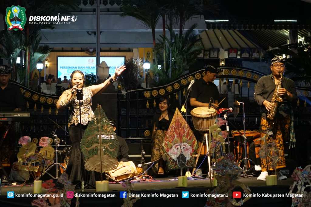 Meriah, (IKA) UNS Gelar Malam Hiburan di Selasar Pendapa Surya Graha – Dinas Komunikasi dan Informatika Kab. Magetan