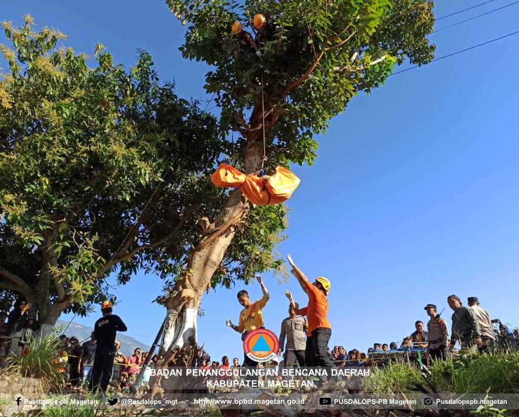 TRC-PB BPBD Magetan Lakukan Evakuasi Jenazah Tersengat Listrik Diatas&nbsp;Pohon